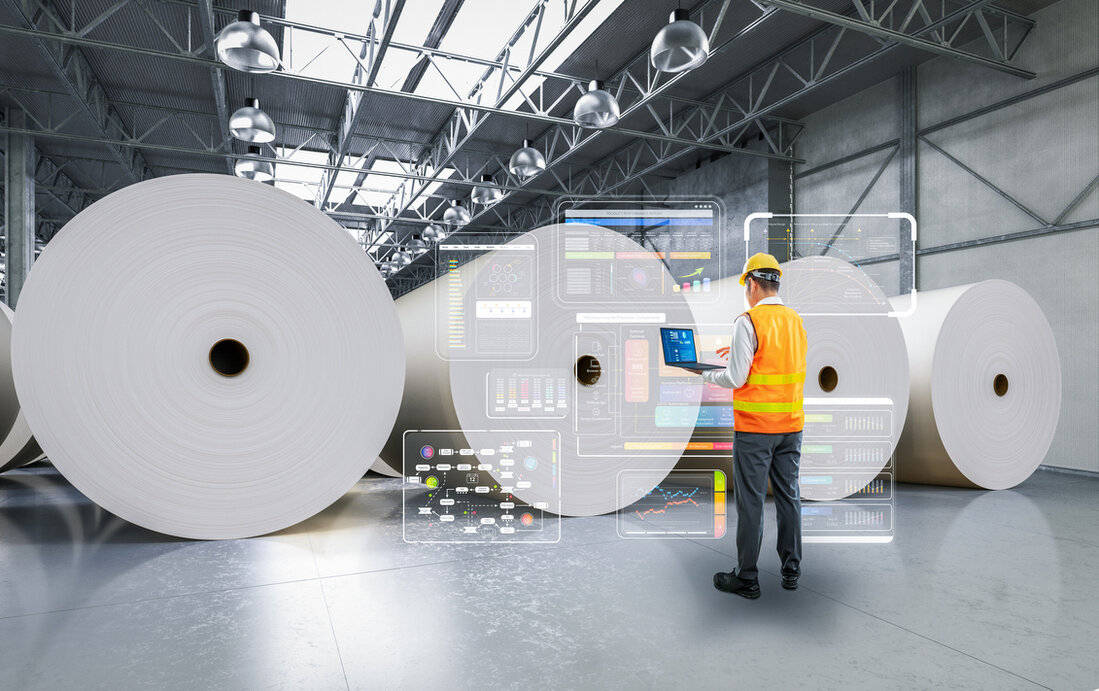 Industrieanlage mit Beleuchtung und Sicherheitsinfrastruktur